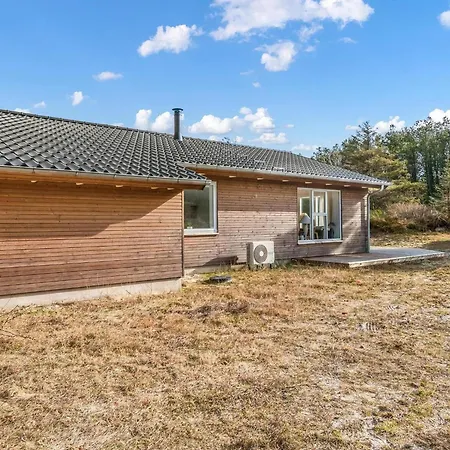 Vakantiehuis Modern Retreat In Raabukvej